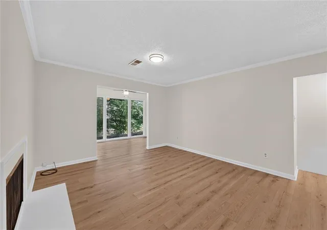 Listing Photo 4 - Condo for sale in building located at 1632 Roanoke Pl SE, Marietta, GA 30067
