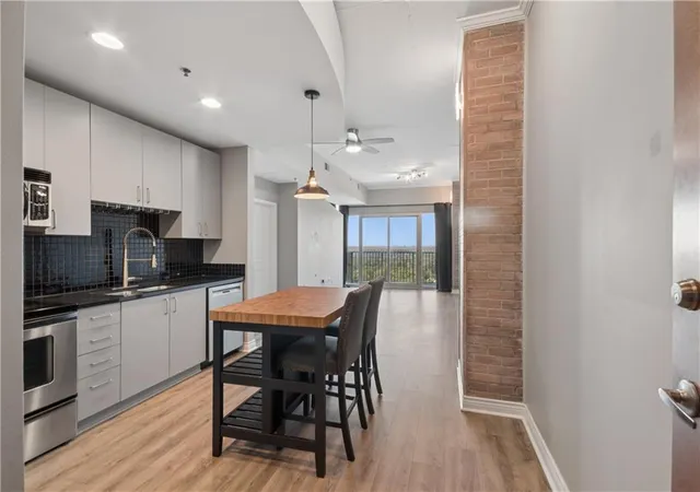 Listing Photo 4 - Condo for sale in building located at 250 Pharr Rd Ne, Atlanta, GA 30305 - Unit #1716