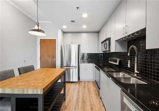 Listing Photo 5 - Condo for sale in building located at 250 Pharr Rd Ne, Atlanta, GA 30305 - Unit #1716