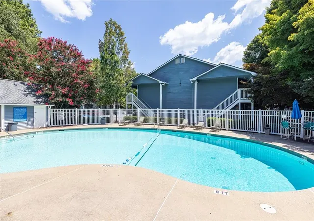 Listing Photo 2 - Condo for sale in building located at 810 Gettysburg Pl, Sandy Springs, GA 30350 - Unit #