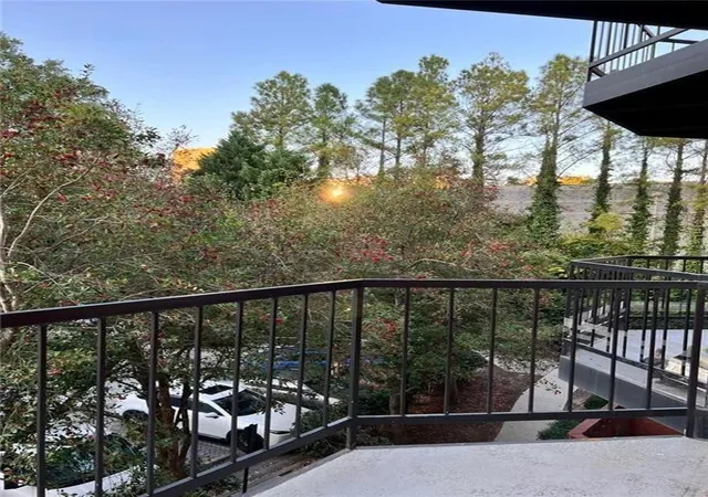 Listing Photo 2 - Condo for sale in building located at 2840 Peachtree Rd Nw, Atlanta, GA 30305 - Unit #306
