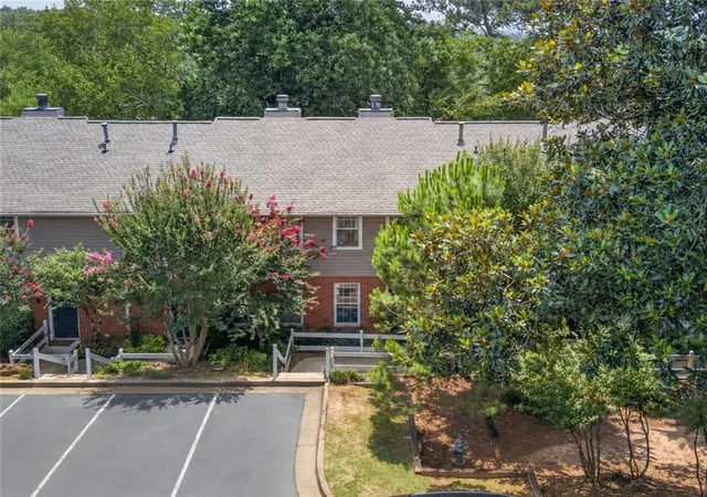 Listing Photo 2 - Condo for sale in building located at 7750 Roswell Rd, Atlanta, GA 30350 - Unit #F5