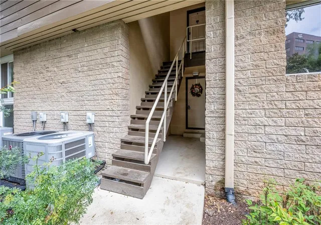 3rd image of 346 Carpenter Dr #18, Sandy Springs, GA 30328 | MLS# 7785225