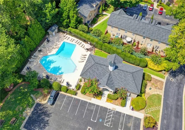 Listing Photo 2 - Condo for sale in building located at 702 Brighton Pt, Sandy Springs, GA 30328