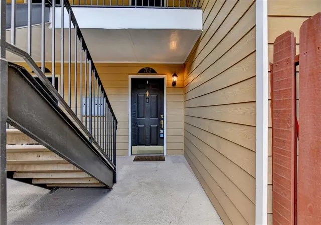 Listing Photo 3 - Condo for sale in building located at 702 Brighton Pt, Sandy Springs, GA 30328