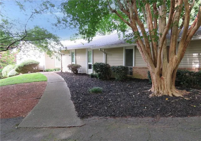 2nd image of 2079 Silversmith Ln, Stone Mountain, GA 30087 | MLS# 7813481