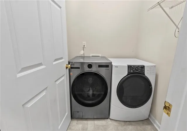 Listing Photo 2 - Condo for sale in building located at 933 Sandringham Dr, Alpharetta, GA 30004 - Unit #933