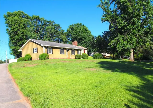 Photo 2 of Sale Pending at 3101 Esther Dr, Gainesville, GA 30504 | MLS# 7781956 | Listing updated on 2026-09-15