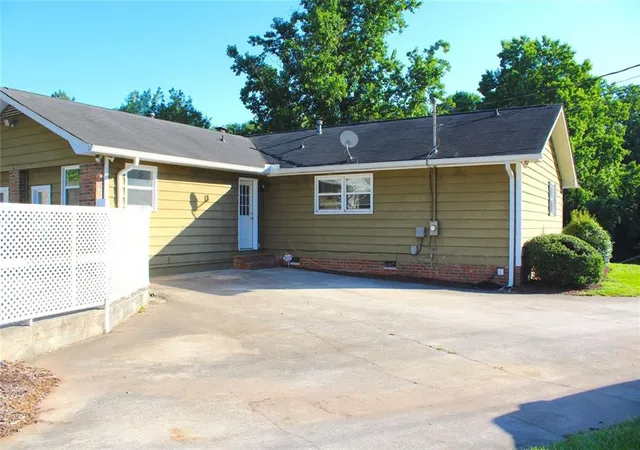 Photo 3 of Sale Pending at 3101 Esther Dr, Gainesville, GA 30504 | MLS# 7781956 | Listing updated on 2026-09-15