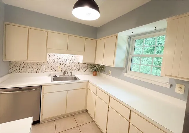 Listing Photo 4 - Condo for sale in building located at 383 Leisure Ct SW, Marietta, GA 30064