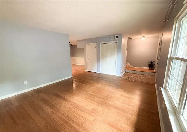 Listing Photo 5 - Condo for sale in building located at 383 Leisure Ct SW, Marietta, GA 30064