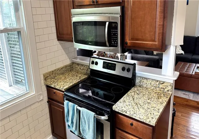 Listing Photo 4 - Condo for sale in building located at 928 Argonne Ave NE, Atlanta, GA 30309