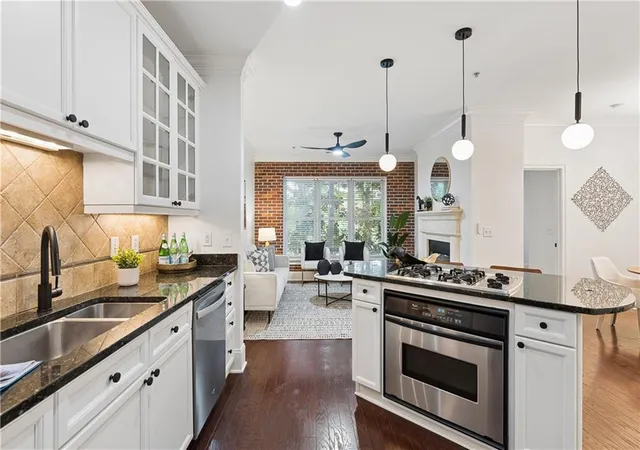 Listing Photo 3 - Condo for sale in building located at 825 Highland Ln Ne, Atlanta, GA 30306 - Unit #1111