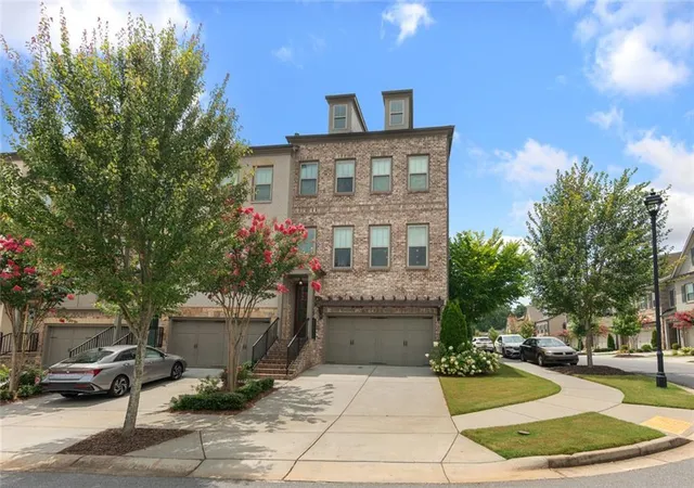 Photo 3 of Sale Pending at 1002 Milhaven Dr, Roswell, GA 30076 | MLS# 7805082 | Listing updated on 2026-08-30