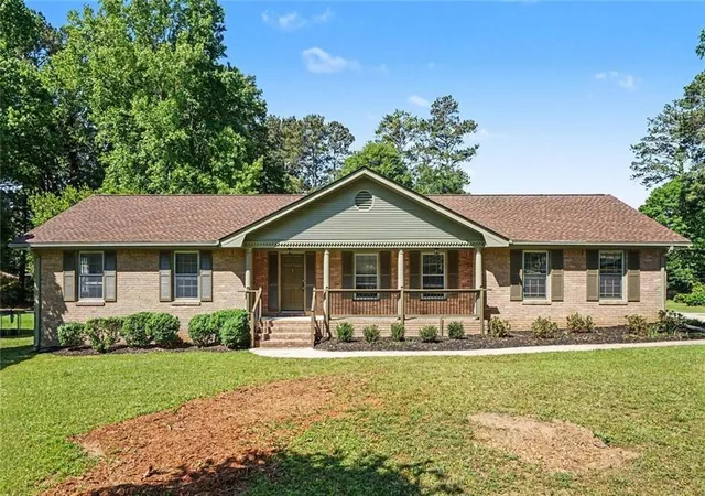 2nd image of 1697 Fremont Dr Sw, Stone Mountain, GA 30087 | MLS# 7771500