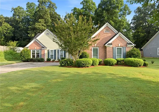 Homes for sale in Flowery Branch, GA | 5603 Newberry Point Dr, Flowery Branch, GA 30542 | MLS# 7787840