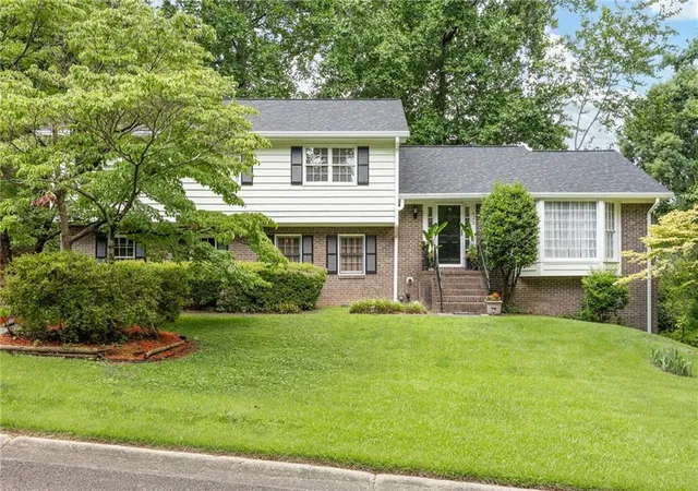Photo 2 of Single family home for sale at 422 Woodstone W Dr, Marietta, GA 30068 | MLS# 7792979 | Listing updated on 2026-08-20
