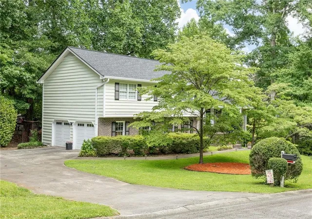 Photo 3 of Single family home for sale at 422 Woodstone W Dr, Marietta, GA 30068 | MLS# 7792979 | Listing updated on 2026-08-20