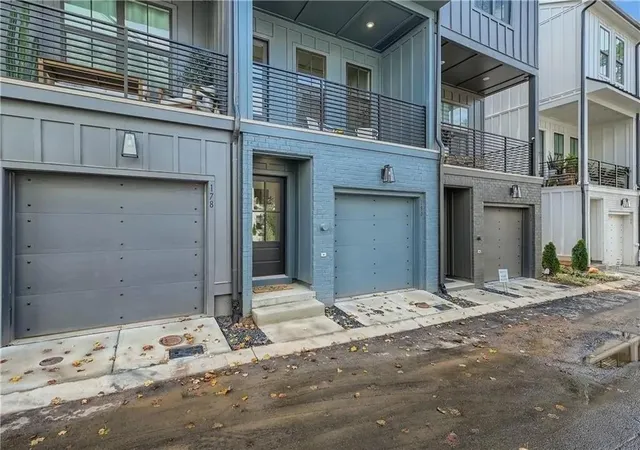 Photo 2 of Townhouse for sale at 180 Chestnut Cir, Atlanta, GA 30342 | MLS# 7828754 | Listing updated on 2026-08-28