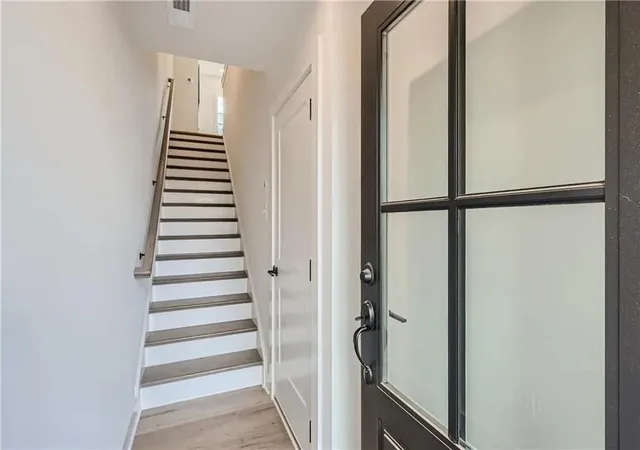 Photo 2 of Townhouse for sale at 180 Chestnut Cir, Atlanta, GA 30342 | MLS# 7828754 | Listing updated on 2026-08-28