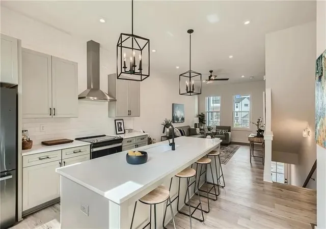 Photo 3 of Townhouse for sale at 180 Chestnut Cir, Atlanta, GA 30342 | MLS# 7828754 | Listing updated on 2026-08-28