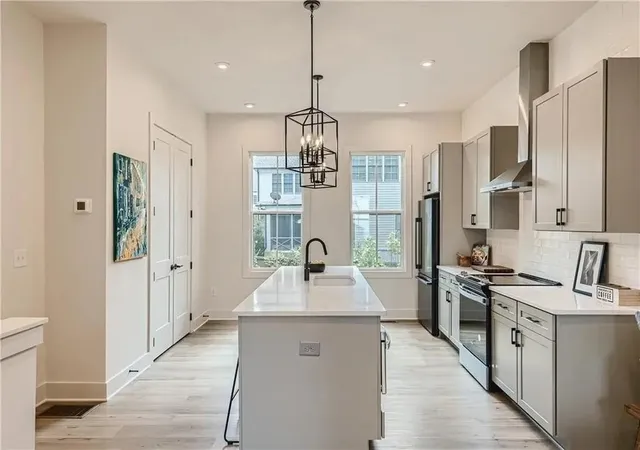 Photo 4 of Townhouse for sale at 180 Chestnut Cir, Atlanta, GA 30342 | MLS# 7828754 | Listing updated on 2026-08-28