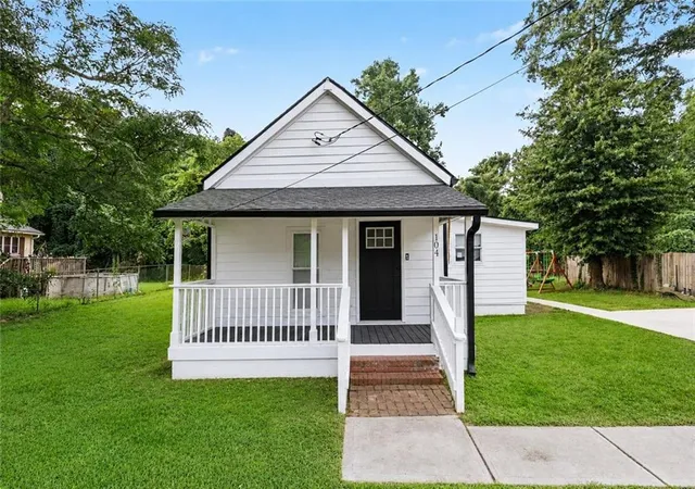1st image of 104 Sargent Kennon St, Newnan, GA 30263 | MLS# 7811385