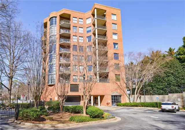 Listing Photo 3 - Condo for sale in building located at 395 Central Park Pl Ne, Atlanta, GA 30312 - Unit #210