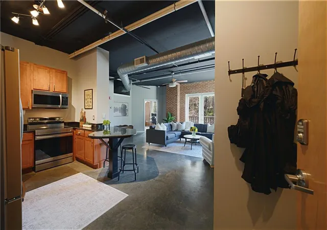 Listing Photo 5 - Condo for sale in building located at 395 Central Park Pl Ne, Atlanta, GA 30312 - Unit #210