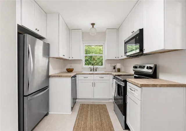 Photo 3 of Sale Pending at 1541 Moncrief Cir, Decatur, GA 30033 | MLS# 7827294 | Listing updated on 2026-09-11