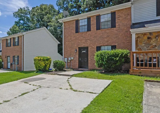 Photo 2 of Sale Pending at 1424 Springleaf Cir Se, Smyrna, GA 30080 | MLS# 7794048 | Listing updated on 2026-08-27
