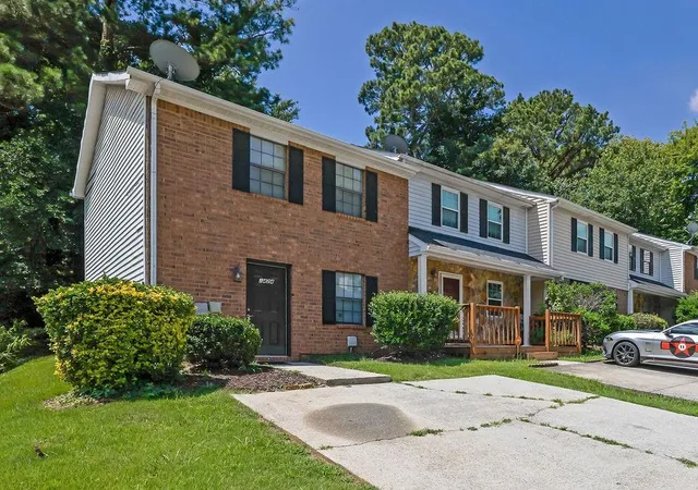 Photo 3 of Sale Pending at 1424 Springleaf Cir Se, Smyrna, GA 30080 | MLS# 7794048 | Listing updated on 2026-08-27