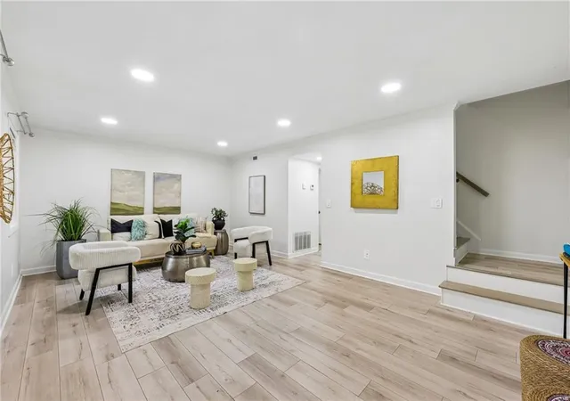 2nd image of 6900 Roswell Rd #1D, Atlanta, GA 30328 | MLS# 7797159