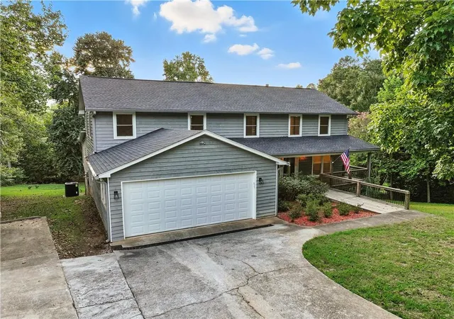 Photo 3 of Single family home for sale at 3235 Clarks Brg Rd, Gainesville, GA 30506 | MLS# 7729435 | Listing updated on 2026-08-25