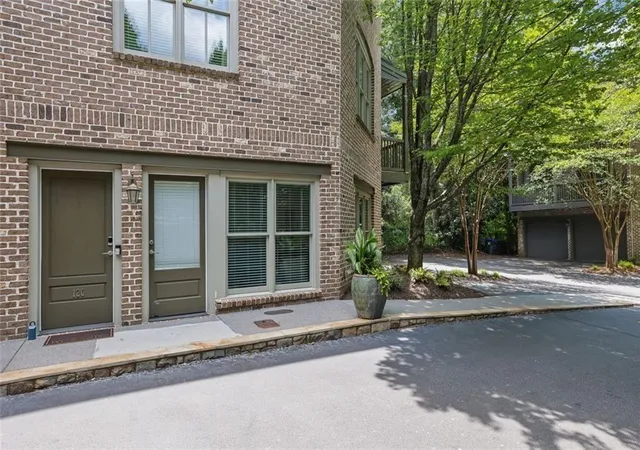 Photo 2 of Sale Pending at 120 Green Oak Dr #Unit 3, Roswell, GA 30075 | MLS# 7801578 | Listing updated on 2026-09-02