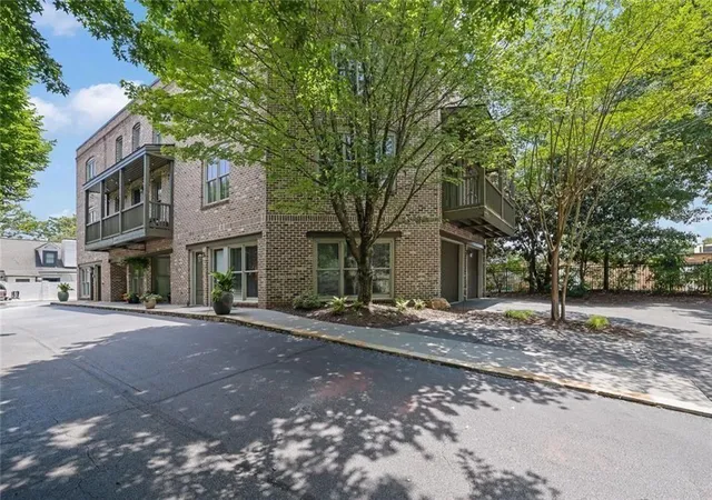 Photo 3 of Sale Pending at 120 Green Oak Dr #Unit 3, Roswell, GA 30075 | MLS# 7801578 | Listing updated on 2026-09-02
