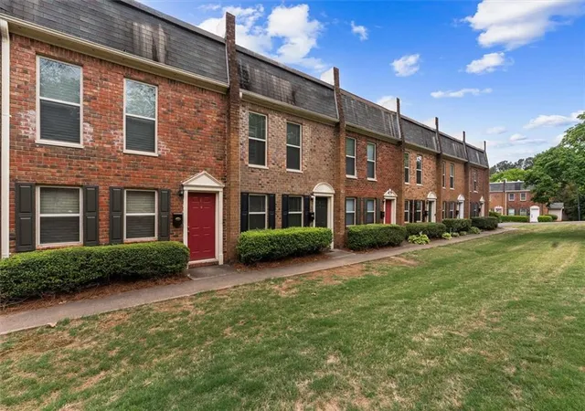 Listing Photo 3 - Condo for sale in building located at 235 Winding River Dr, Sandy Springs, GA 30350 - Unit #F