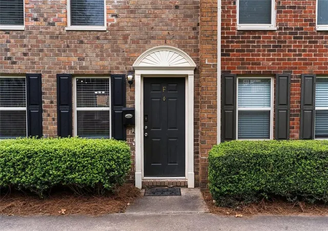 Listing Photo 4 - Condo for sale in building located at 235 Winding River Dr, Sandy Springs, GA 30350 - Unit #F