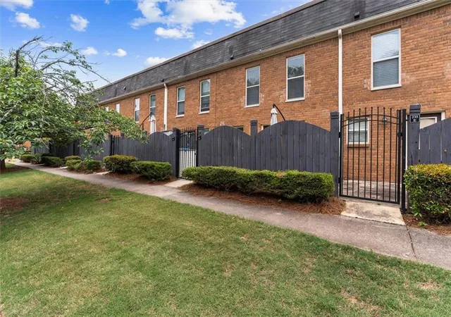 Listing Photo 5 - Condo for sale in building located at 235 Winding River Dr, Sandy Springs, GA 30350 - Unit #F