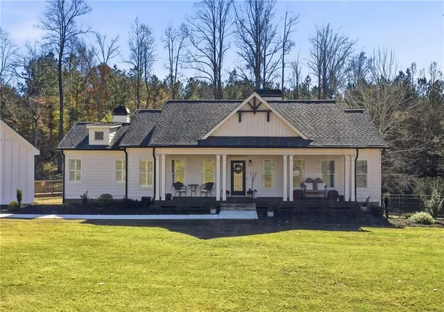 Photo 4 of Single family home for sale at 735 Sardis Cir, Canton, GA 30114 | MLS# 7804937 | Listing updated on 2026-10-31