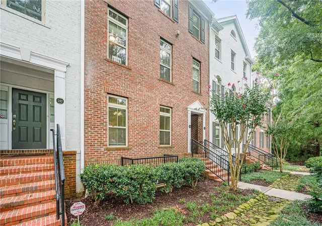 3rd image of 240 Le Gran Bend, Sandy Springs, GA 30328