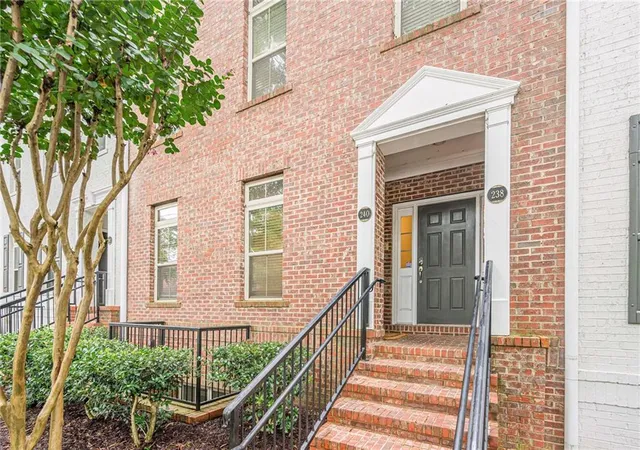 4th image of 240 Le Gran Bend, Sandy Springs, GA 30328