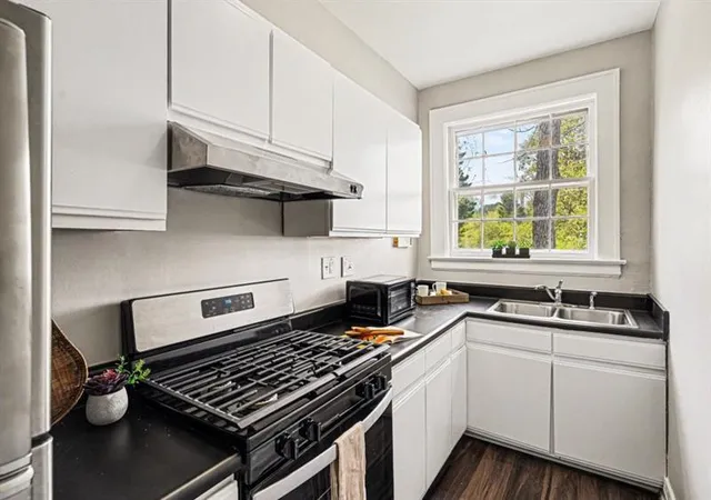 Listing Photo 3 - Condo for sale in building located at 21 Peachtree Memorial Dr Nw, Atlanta, GA 30309
