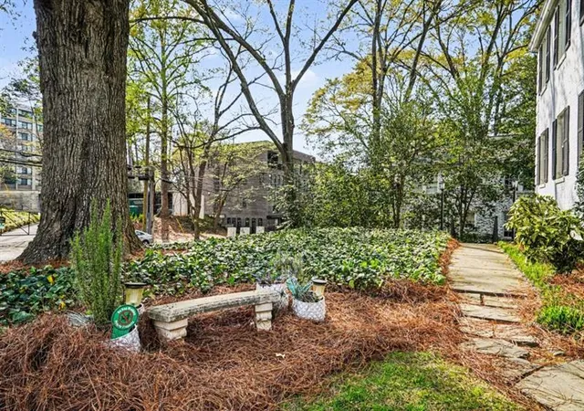 Listing Photo 4 - Condo for sale in building located at 21 Peachtree Memorial Dr Nw, Atlanta, GA 30309