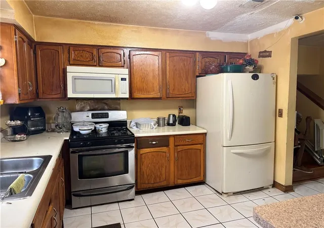 Photo 2 of Sale Pending at 9519 Forest Knoll Dr, Jonesboro, GA 30238 | MLS# 7794044 | Listing updated on 2026-09-09