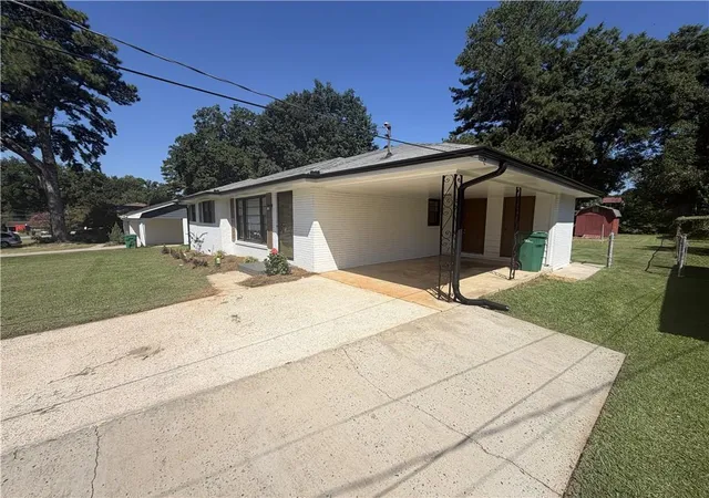 Photo 2 of Single family home for sale at 996 School Ln, Morrow, GA 30260 | MLS# 7829921 | Listing updated on 2026-09-01