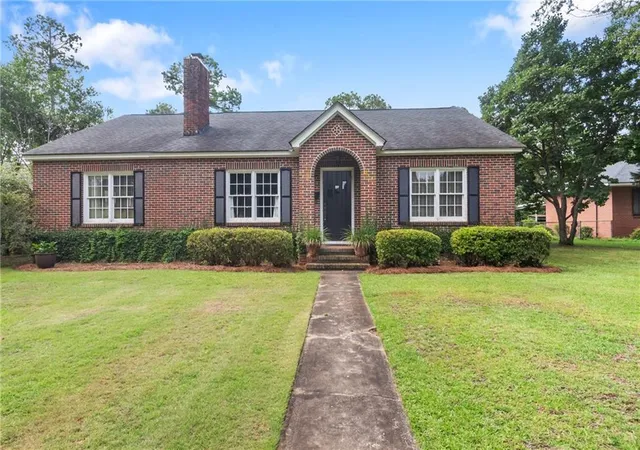 Photo 3 of Single family home for sale at 910 6th Avenue, Albany, GA 31701 | MLS# 7810406 | Listing updated on 2026-10-26