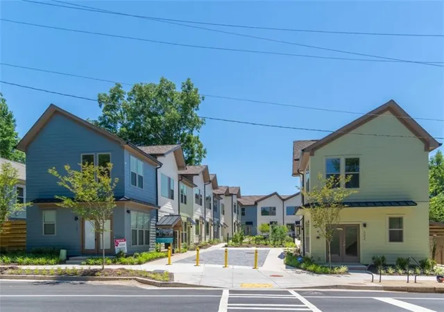 Listing Photo 2 - Condo for sale in building located at 1070 Dill Ave, Atlanta, GA 30310 - Unit #301