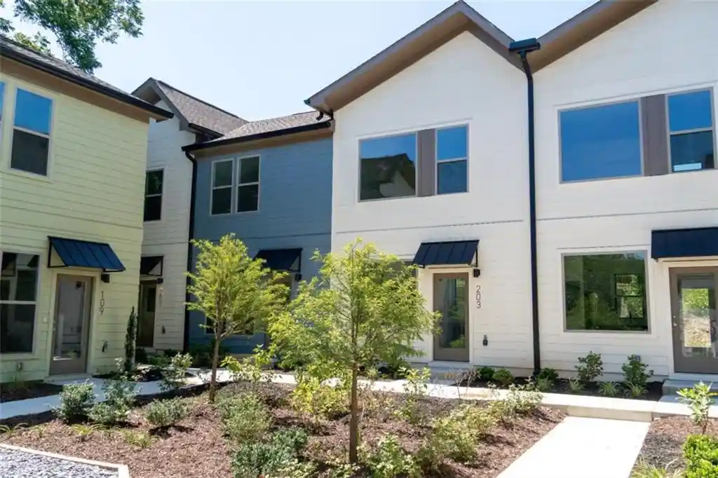 Listing Photo 2 - Condo for sale in 1070 Dill Ave located at 1070 Dill Ave, Atlanta, GA 30310 - Unit #301