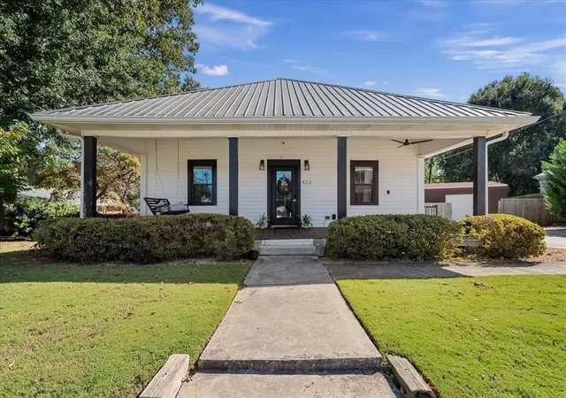 Photo 1 of Single family home for sale at 423 N White St, Carrollton, GA 30117 | MLS# 7857376 | Listing updated on 2026-10-23